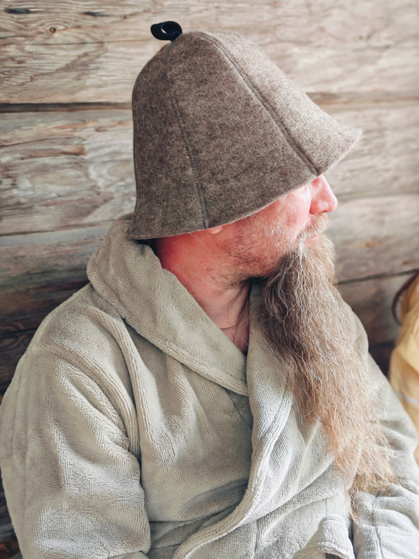 The Maahinen model feels easy and natural to wear, designed to be a comfortable and reliable part of everyday sauna moments.